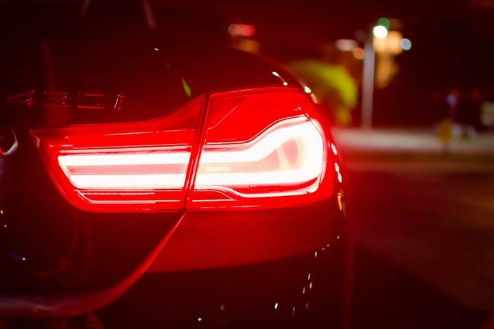 Luz trasera roja de un auto de noche