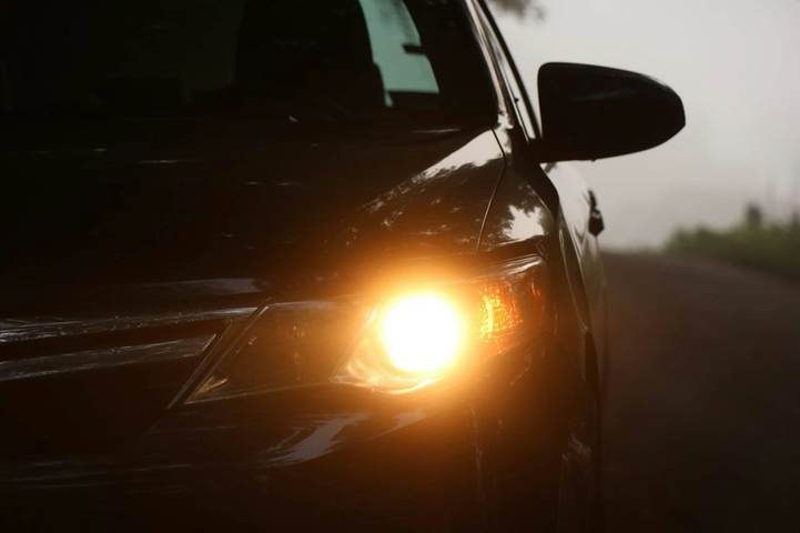 Auto negro con una luz ámbar
