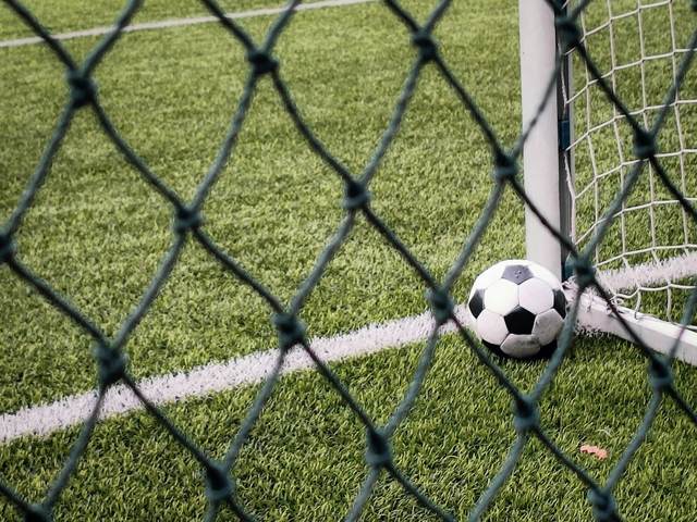 Balón junto al arco en una cancha