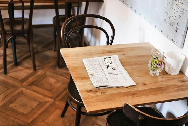 Periódico sobre una mesa de café