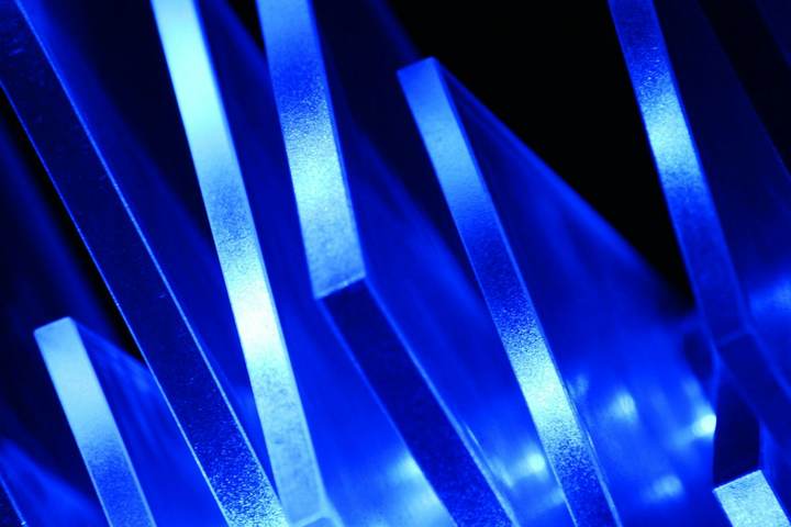 Barras de luz azul sobre fondo negro