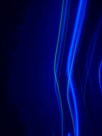 Líneas de luz azul sobre fondo oscuro