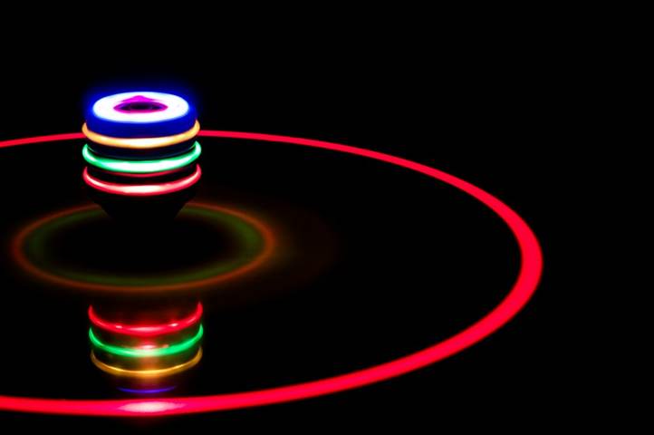 Objeto con anillos de luz de colores en la oscuridad