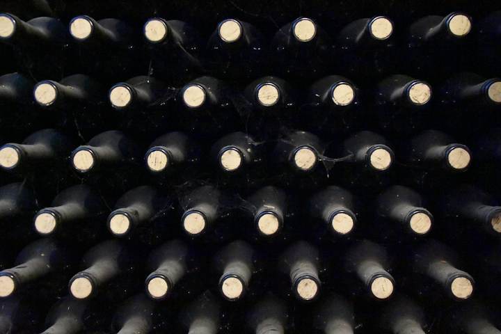 Fondos de botellas apiladas en la oscuridad
