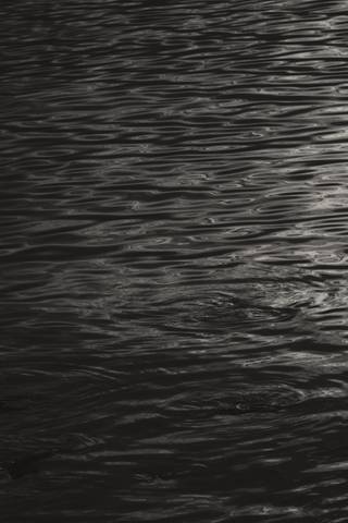 Superficie de agua oscura con ondas pequeñas