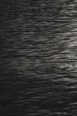 Superficie de agua oscura con ondas pequeñas