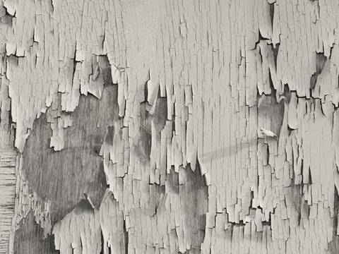 Capas de pintura blanca que se desprenden de una superficie