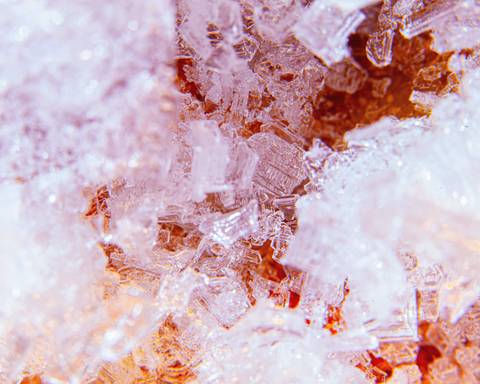 Cristales rosados y rojizos vistos de cerca