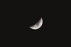 Luna en cuarto menguante sobre fondo negro
