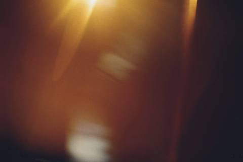Destello ámbar de luz que entra a la cámara