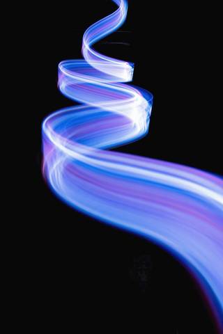 Espiral de luz violeta y azul sobre fondo negro