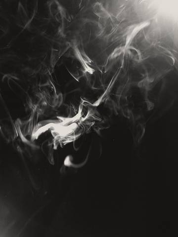 Hebras de humo claras sobre fondo negro