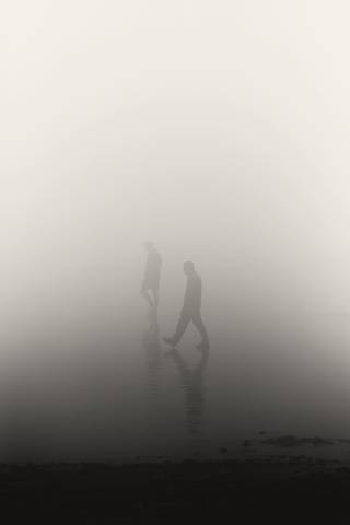 Dos siluetas difusas que se pierden en una niebla blanca