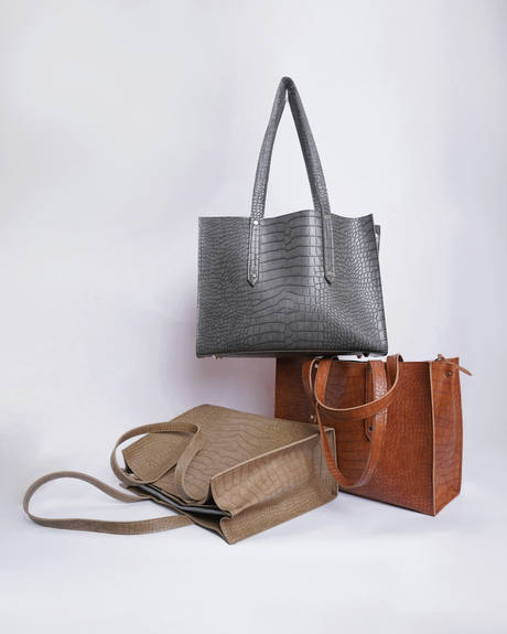 Tres bolsos de mano de cuero grabado, gris, arena y cobre