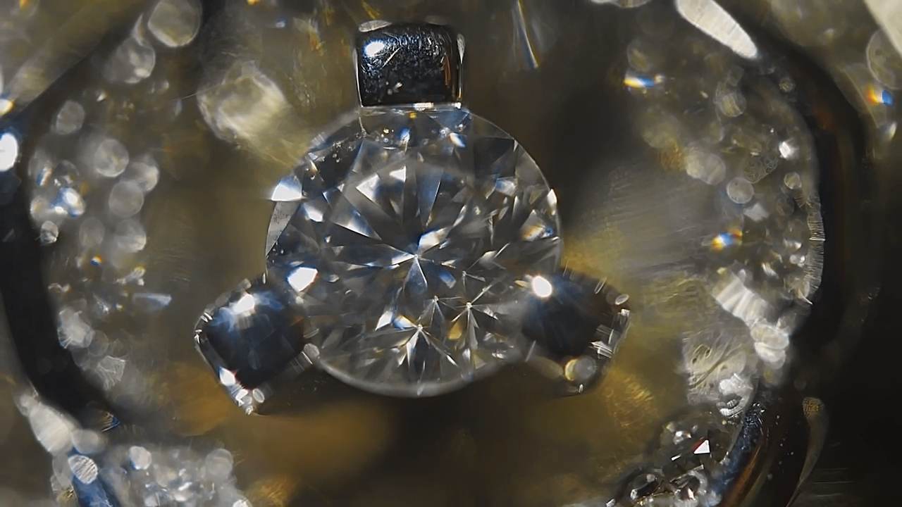 Una piedra clara montada en una joya, vista muy de cerca