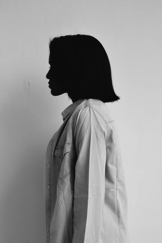 Silueta de perfil con una camisa de mezclilla clara, en blanco y negro