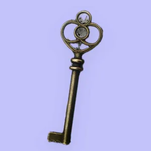 Llave antigua de bronce sobre fondo lavanda