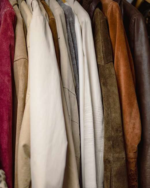 Fila de abrigos y chaquetas colgados en tonos tierra