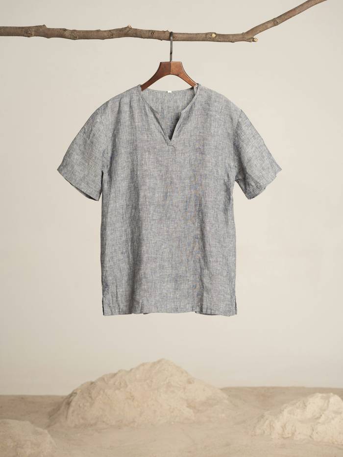 Camisa de lino gris jaspeado colgada de una rama