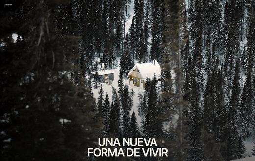 Fotografía de una cabaña oscura entre árboles con nieve y el titular «Una nueva forma de vivir»