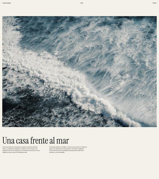 Fotografía del mar visto desde arriba y una columna de texto