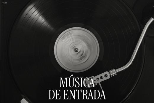 Fotografía de un disco de vinilo en un tocadiscos bajo el título «Música de entrada»