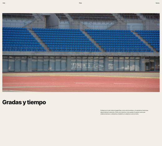 Fotografía de unas gradas azules con una columna de texto
