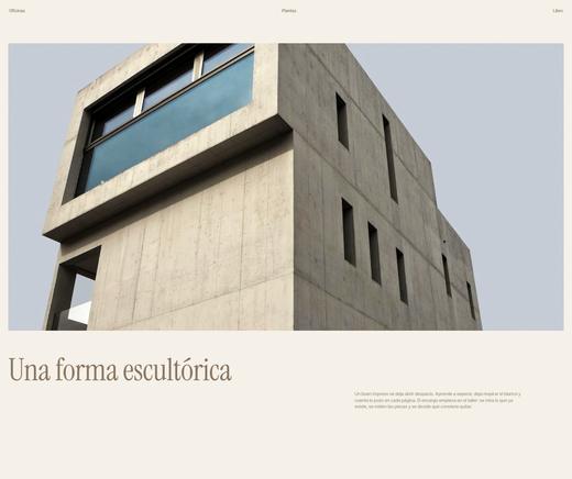Fotografía de una torre alta con una columna de texto al lado