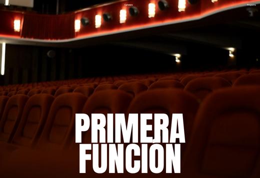 Fotografía de una sala de cine con butacas rojas y el título de la temporada