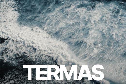 Fotografía aérea del mar con el nombre de las termas en letras negras