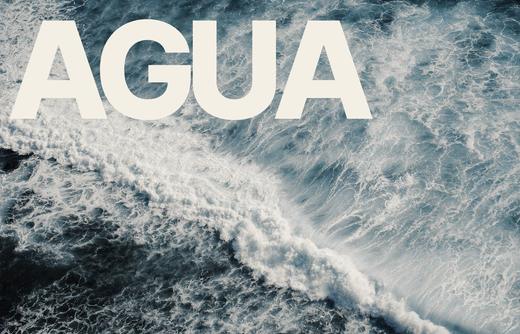 Cartel con la palabra «Agua» muy grande sobre una fotografía de mar