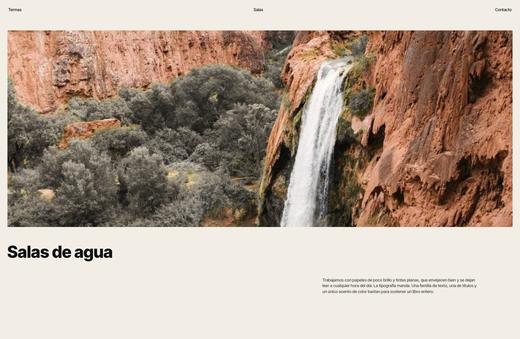 Fotografía de una cascada de agua azul con una columna de texto