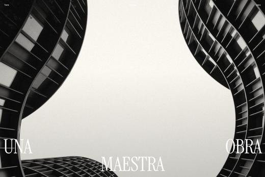 Fotografía de una torre alta a contraluz con las palabras «Una obra maestra»