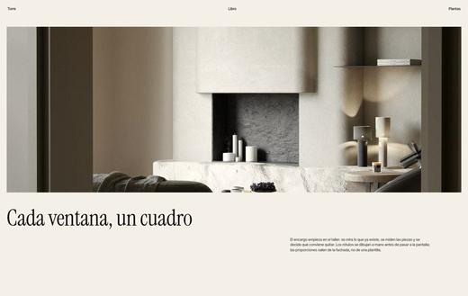 Fotografía de un salón con ventanal y una columna de texto