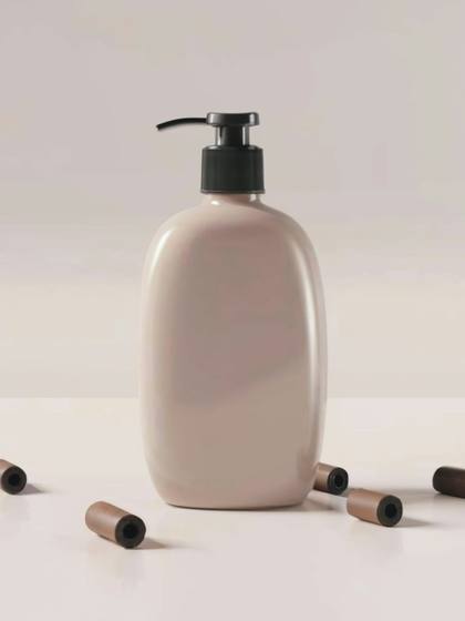 Botella beige con dosificador negro y pequeños cilindros de madera sobre un fondo claro