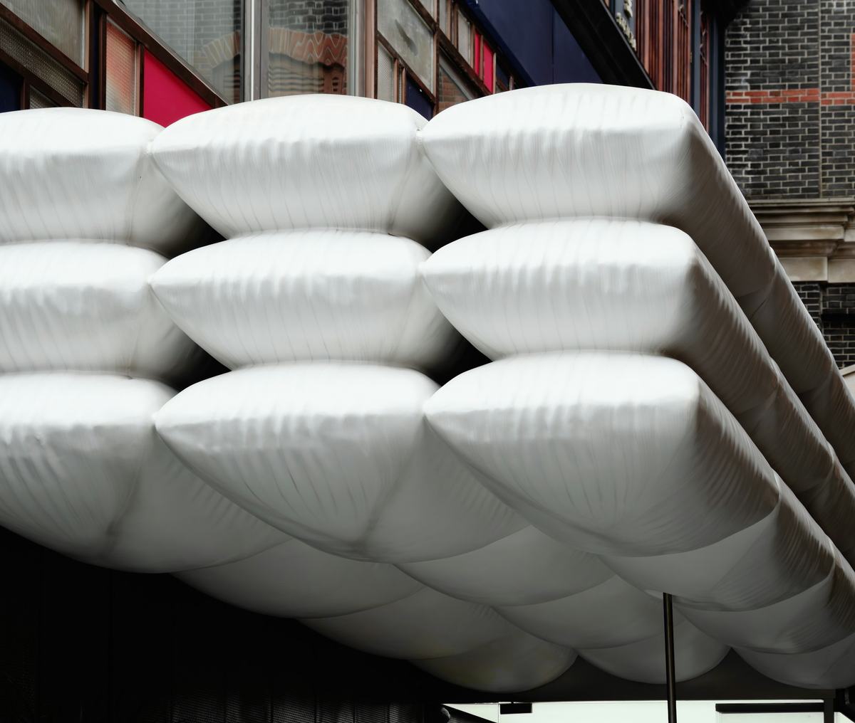 Techo hecho de almohadas inflables blancas sobre una calle