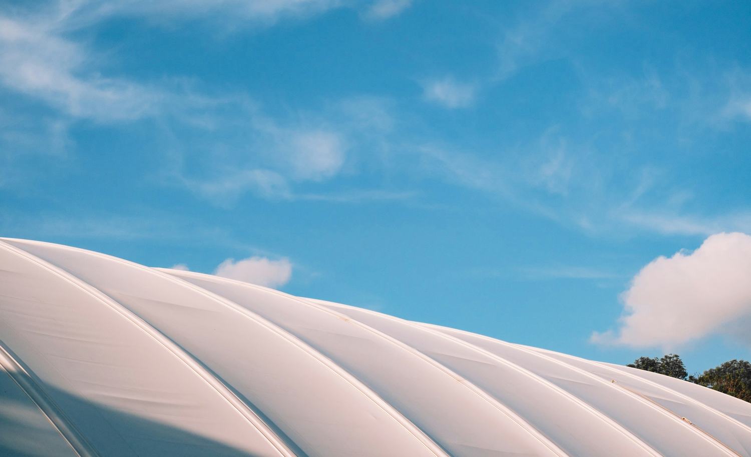 Cubierta inflada blanca contra un cielo con nubes