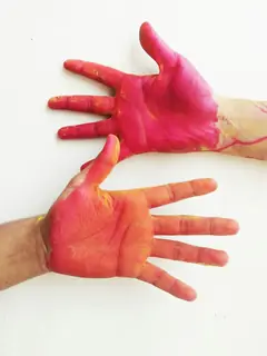 Manos pintadas de rosa sobre fondo blanco
