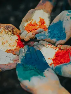 Manos con pigmento en polvo de colores