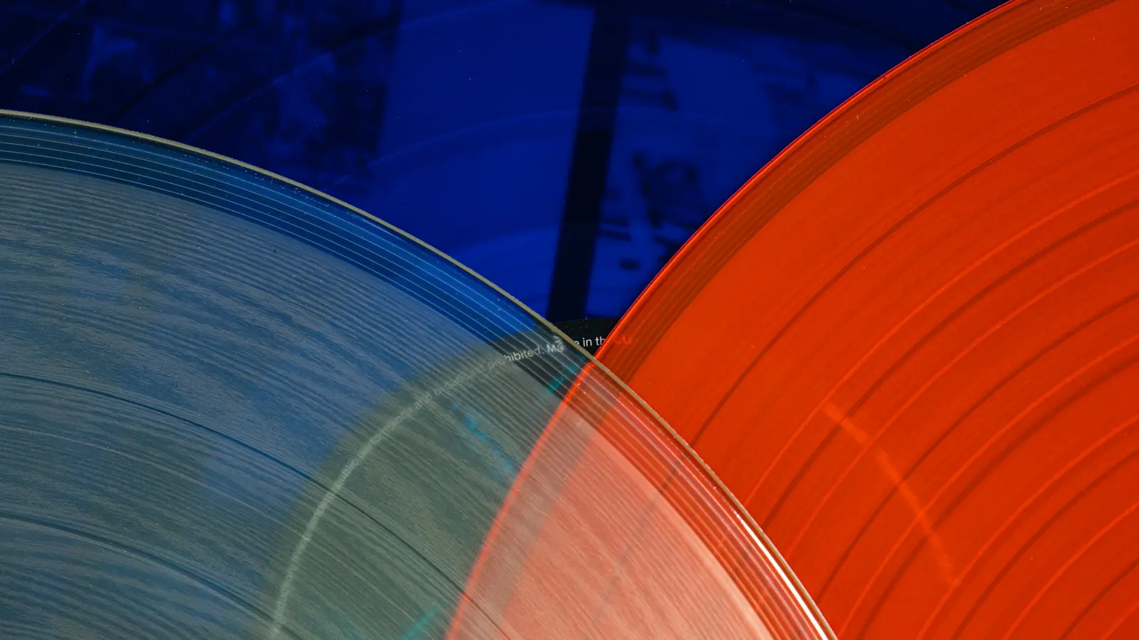 Discos de vinilo translúcidos, uno naranja y otro transparente
