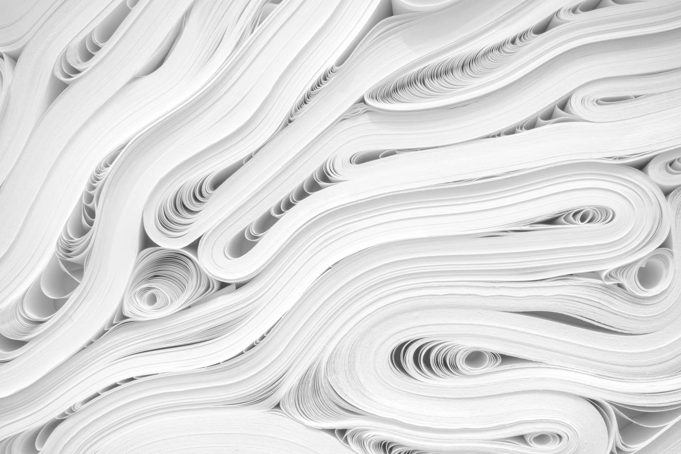 Capas curvas de papel blanco apiladas