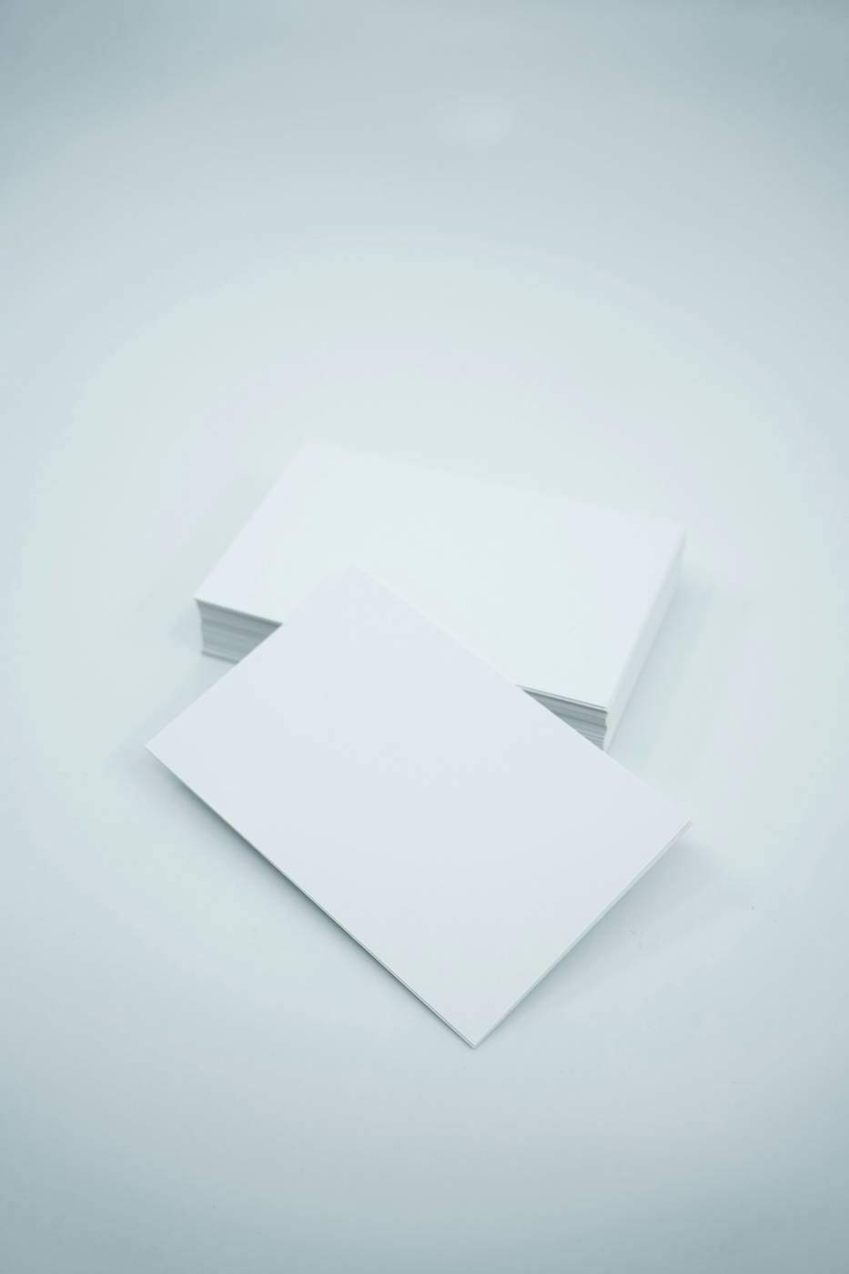 Dos tarjetas blancas apiladas sobre una superficie clara