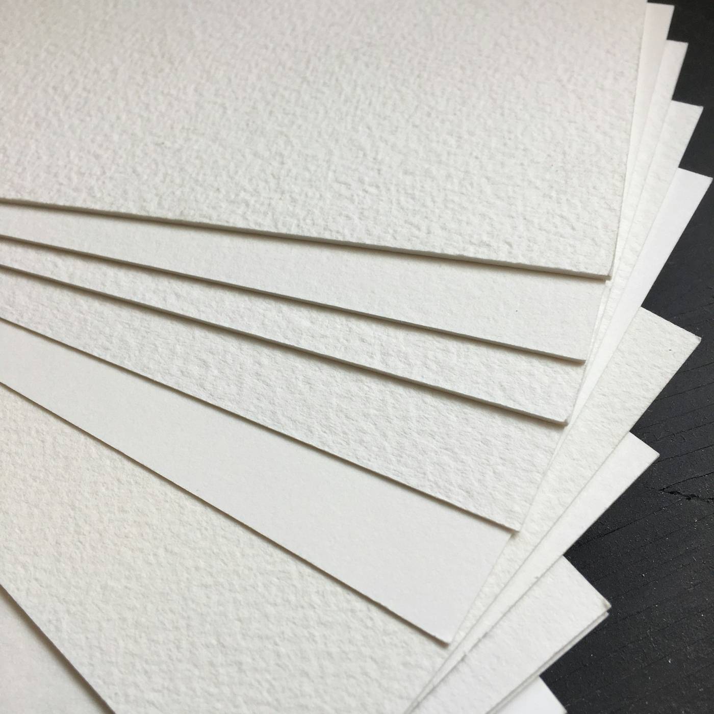 Pila de hojas de papel grueso, blanco y texturado