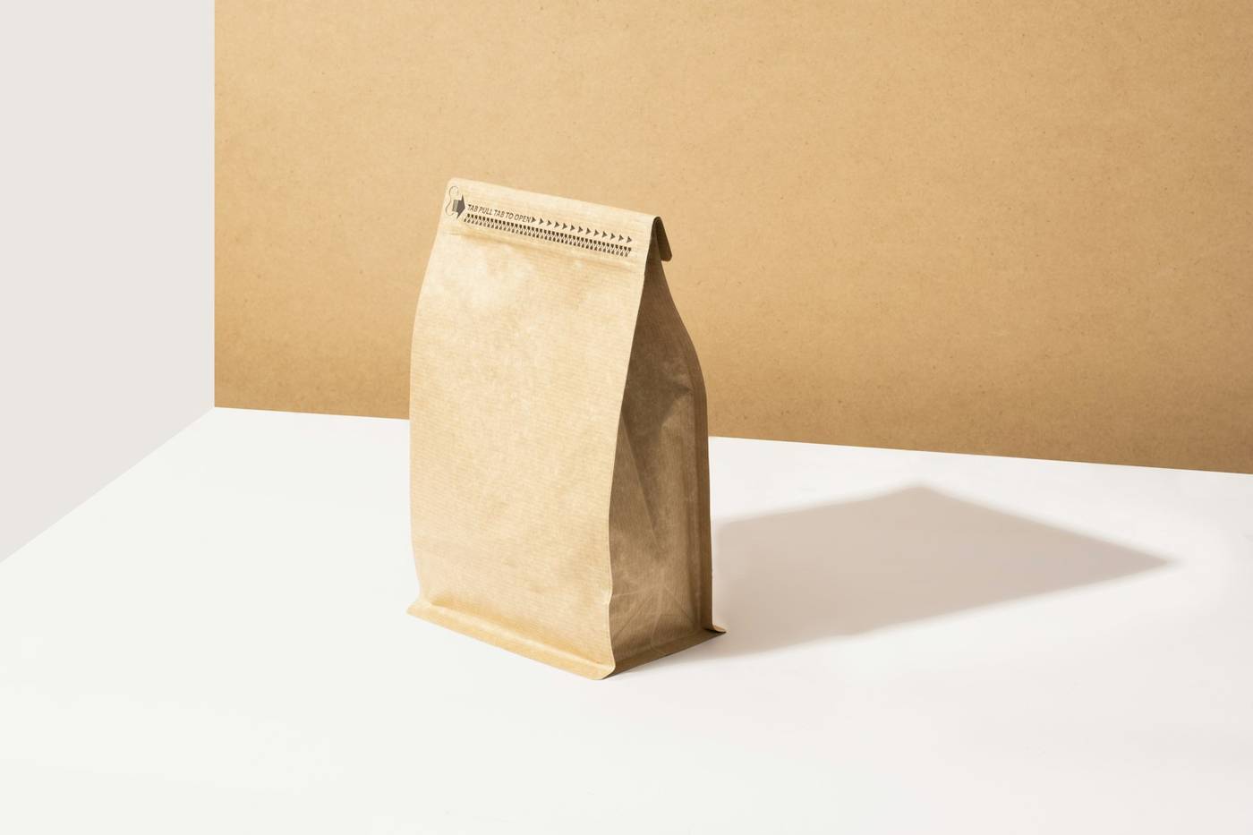 Bolsa de café de papel kraft sobre una mesa clara