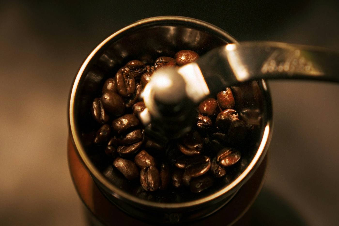 Molinillo de café lleno de granos tostados