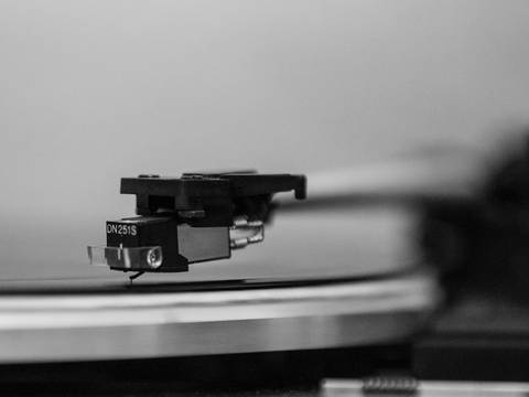 Tocadiscos con la aguja sobre el disco, en blanco y negro