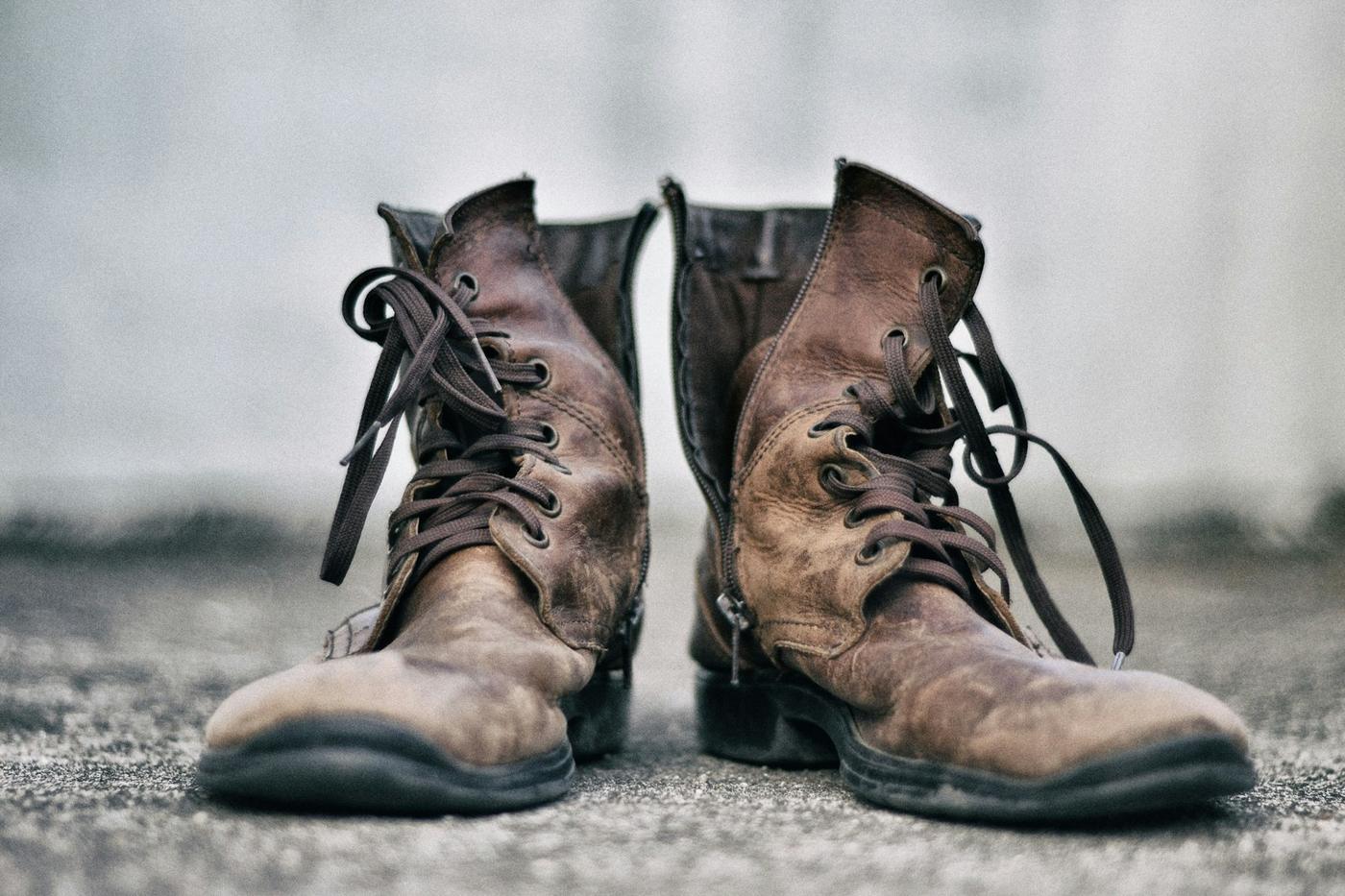 Botas de cuero gastadas sobre la grava