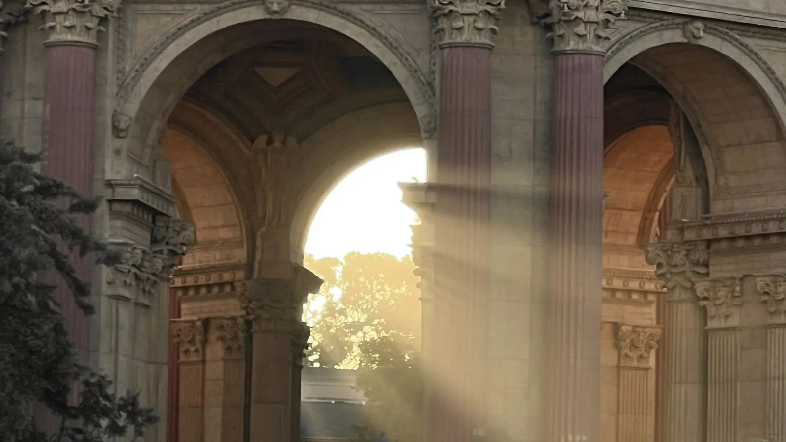 Arcos de piedra con rayos de luz