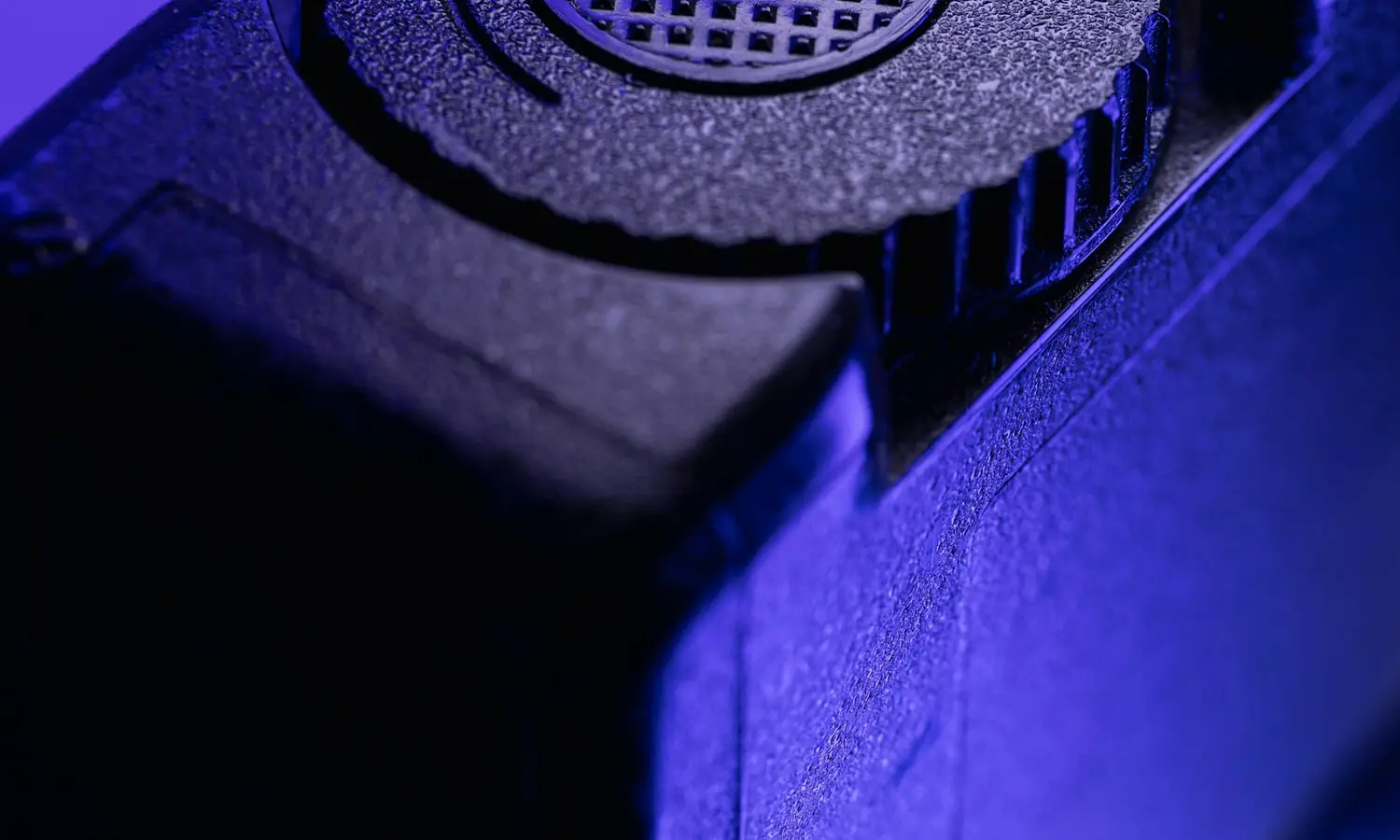 Detalle de una cámara negra con luz azul