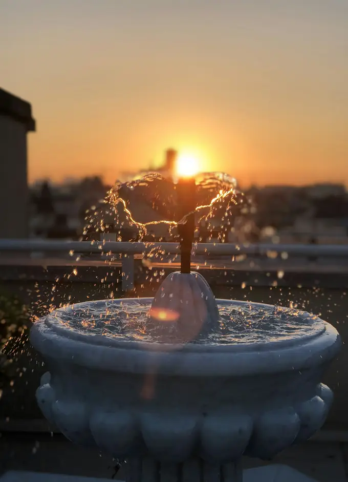 Chorros de una fuente con el sol bajo